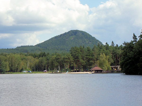 Schwimmbad am Ufer des Radvanecký-Teichs. Im Hintergrund ist der Ortel (Urteilsberg) zu sehen.