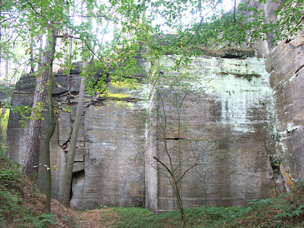 Einer der stillgelegten Sandsteinbrüche am Südhang des Berges.