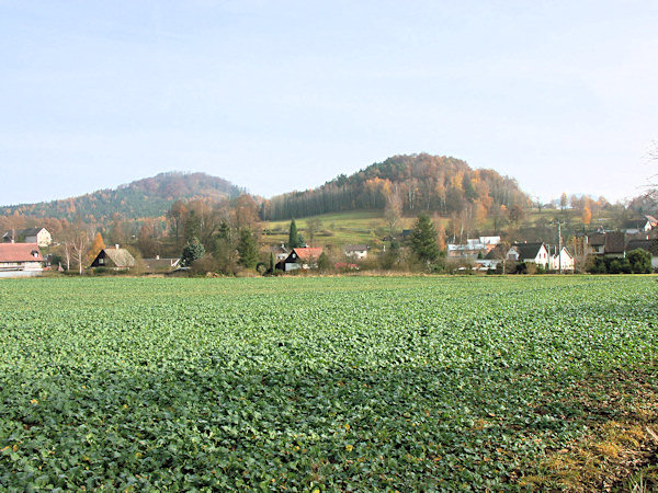 Die beiden Berge bei Radvanec: rechts der Pomahačův vrch und im Hintergrund links der Strážný.