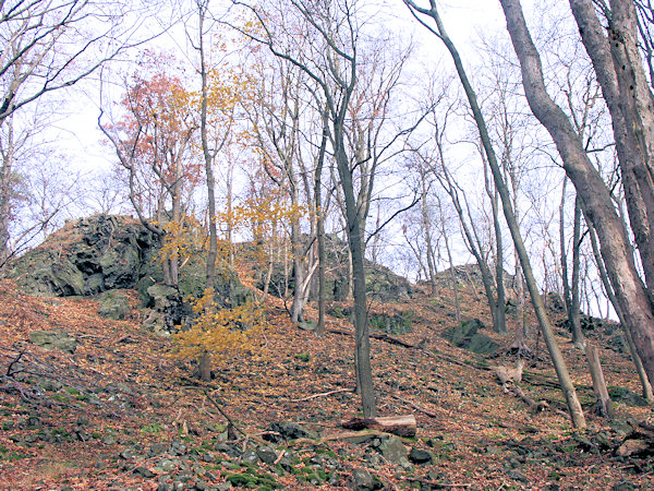 Basalt-Felsen und -Schutt auf dem Gipfel.