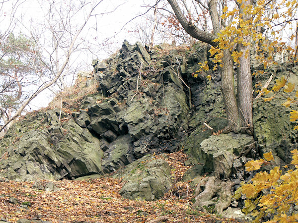 Basalt-Felsen und -Schutt auf dem Gipfel.