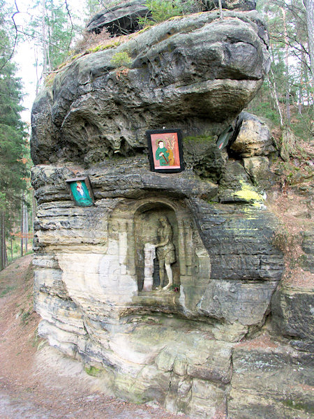 Felsennische mit der Martersäule am Panenská skála (Jungfernstein).