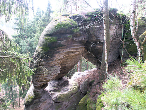 Das Ulanentor in den Felsen bei Svojkov.