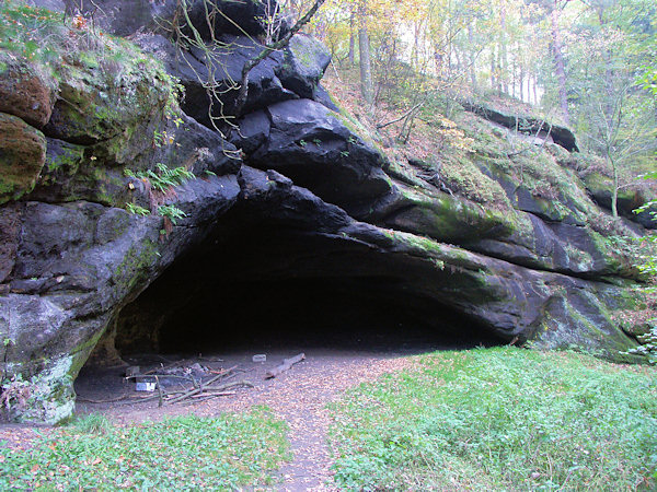 Mundloch der Velká Cikánská jeskyně (Grosse Zigeunerhöhle).