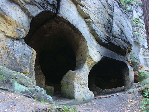 Mundloch der Malá Cikánská jeskyně (Kleine Zigeunerhöhle).