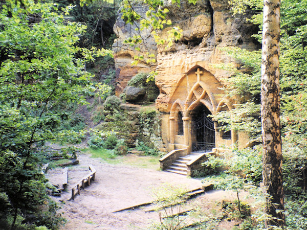 Talweitung mit der Felsenkapelle.