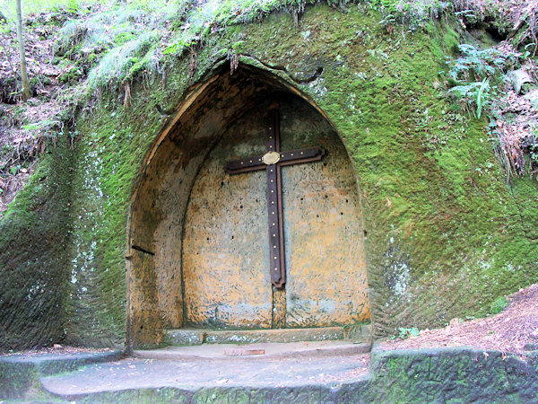 Der Oratorium am Ende der Schlucht.