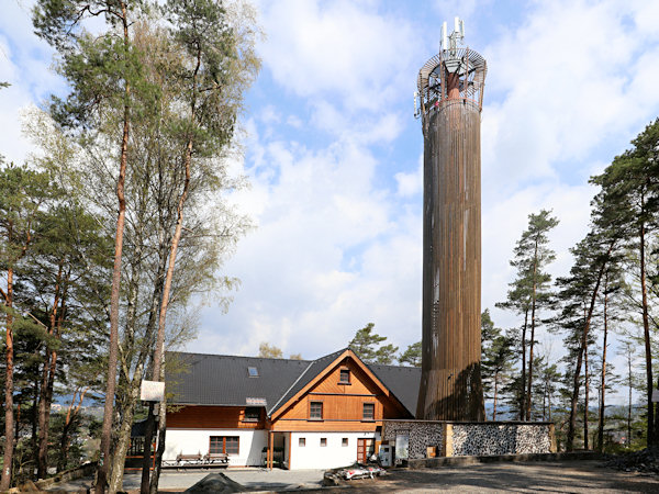 Die neue Baude mit Aussichtsturm auf dem Gipfel des Felsmassivs.