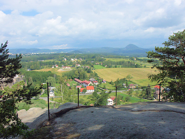 Das Aussichtsplateau auf dem Felsvorsprung vor der Baude.