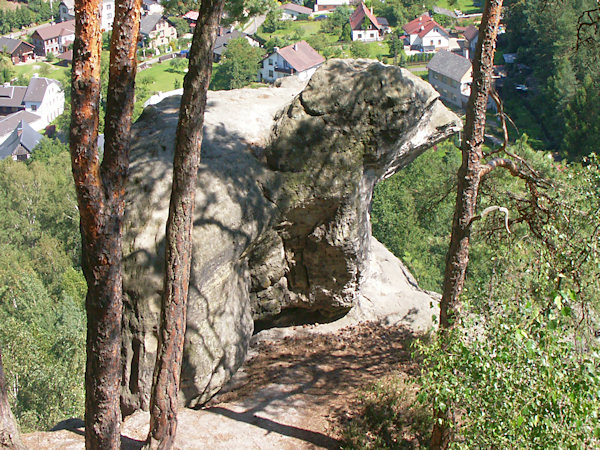 Skalní útvar Medvěd na okraji skály nad Sloupem.