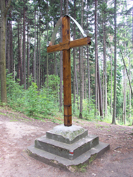 Dřevěný kříž u cesty k Slavíčku.