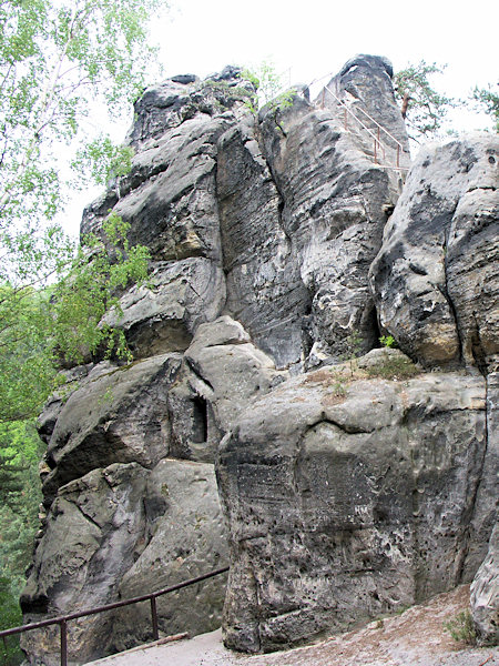 Felsmassiv mit der Samuelova jeskyně (Samuelshöhle) und der Aussichtsplattform auf ihrem Gipfel.
