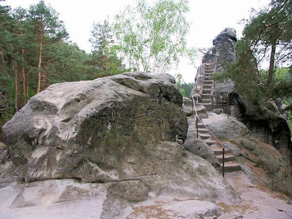 Treppenaufgang zur Aussicht auf dem Gipfel.