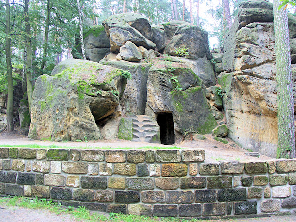 Reste der in die Felsen gehauenen Gänge und Stufen.