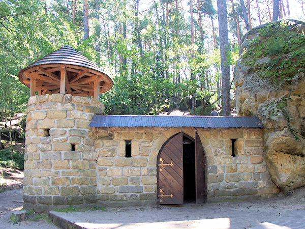 Neu erbaute Steinmauer mit Tor.