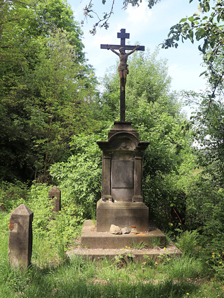 Steinkreuz an der Weggabelung.