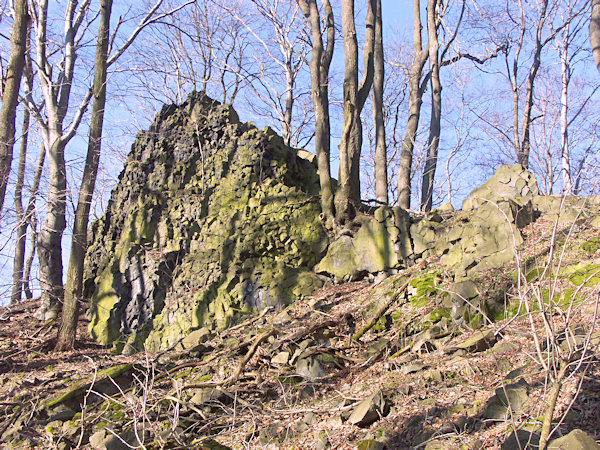 Basaltfelsen auf dem Gipfel des Slavíček (Slabitschken).