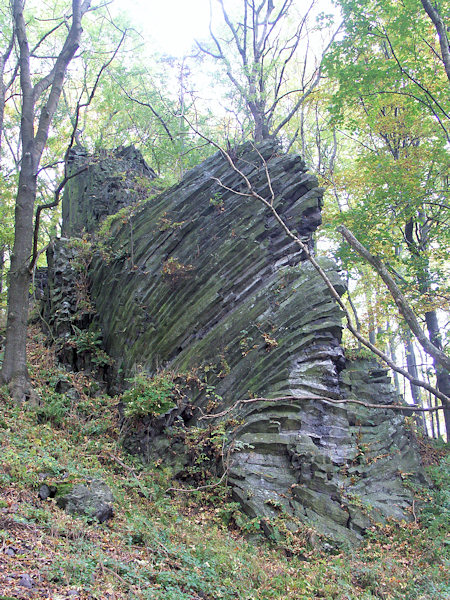Felsen mit fächeratiger Lagerung der Basaltsäulen.