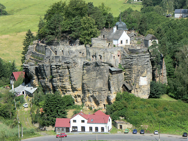Gesamtansicht des Felsstockes mit der Einsiedelei von der Aussicht Na Stráži (Wachstein).
