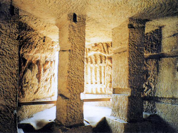 Reliefe in der Säulenhalle des Felsens.