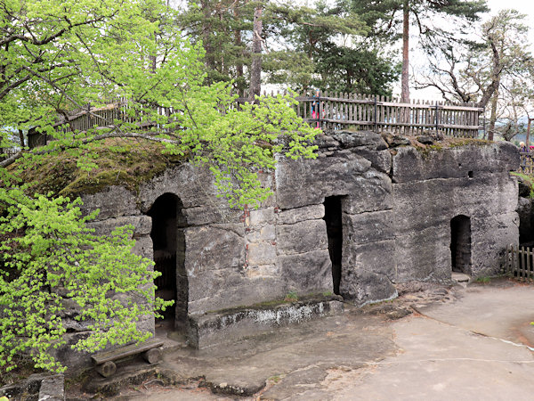 Die Felswand mit den Eingängen in die künstlichen Höhlen.