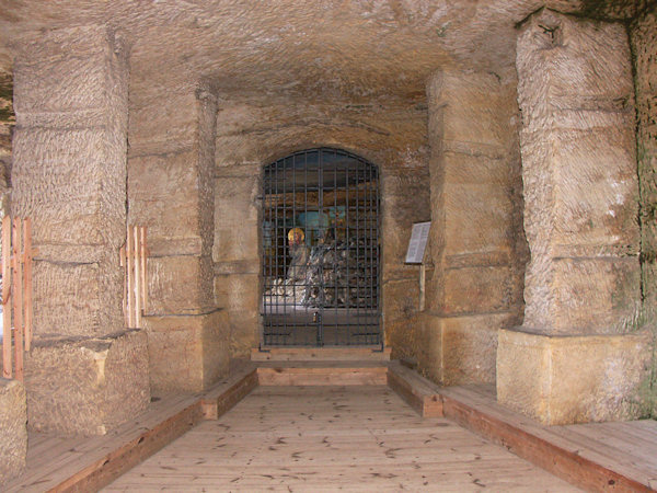 Felsenraum mit Säulen, im Hintergrund Kalvarie.