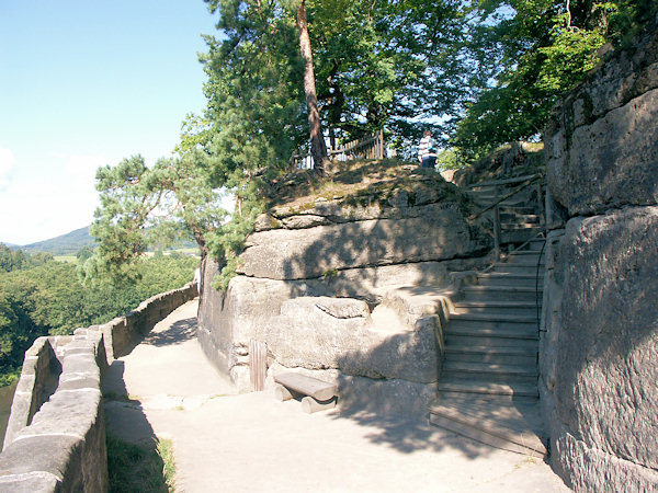 Umgang mit den Nischen der Kreuzwegstationen an der Südseite des Felsens.