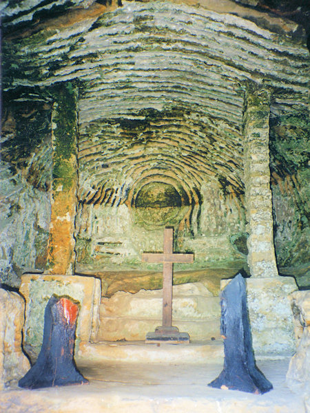 Vnitřek jedné z umělých jeskyní.