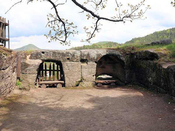 Zbytky středověkého sklepení nad skalním dvorem.