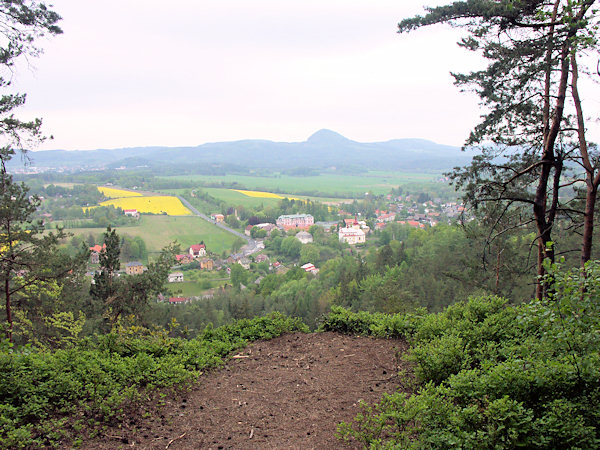 Aussicht aus der Hraběnčina vyhlídka auf Sloup mit dem Klíč im Hintergrund.