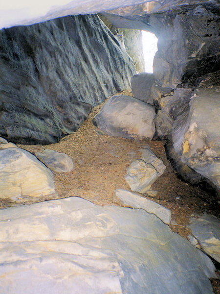 Jeskyňka se skalním oknem.