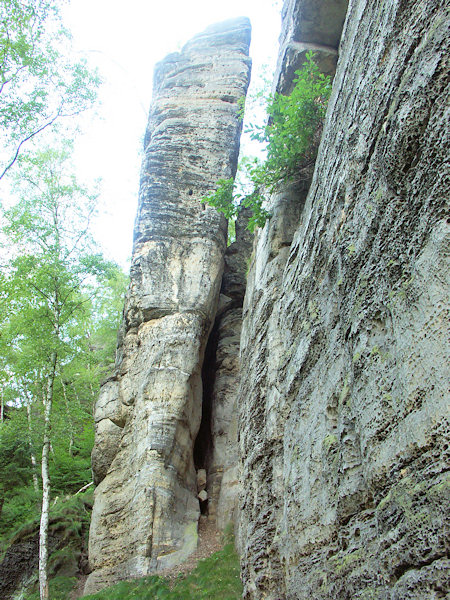 Am nordöstlichen Ende der Felswand schmiegt sich der schlanke Turm des Švédská věž (Schwedenturm) an.