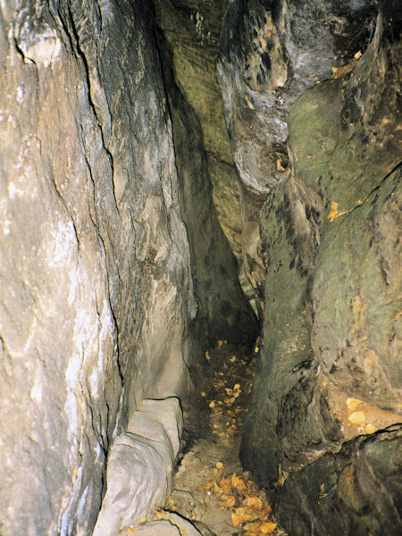 Steiler Spalt im Massiv der Švédská stěna (Schwedenwand).