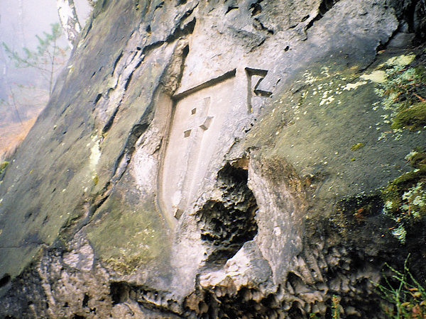 Erb vytesaný do skalky na srázu za Švédskou věží.