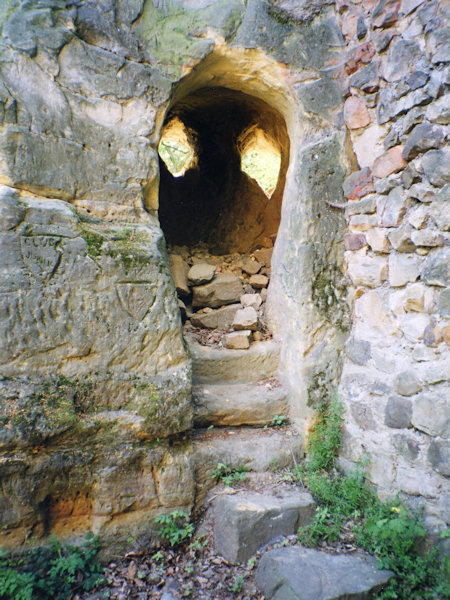Eingang in die Wachstube im kleineren der beiden Burgfelsen.