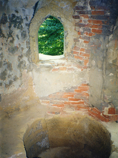 Inneres des Raumes im 1. Stock mit der Eisgrube im Fussboden.