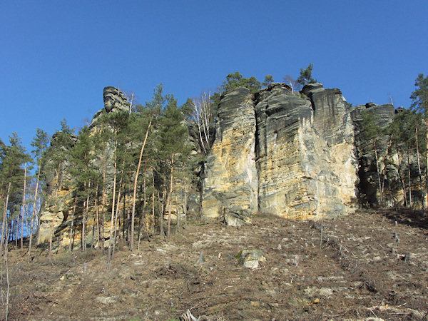 Pohled na západní konec skal ze Svojkova.