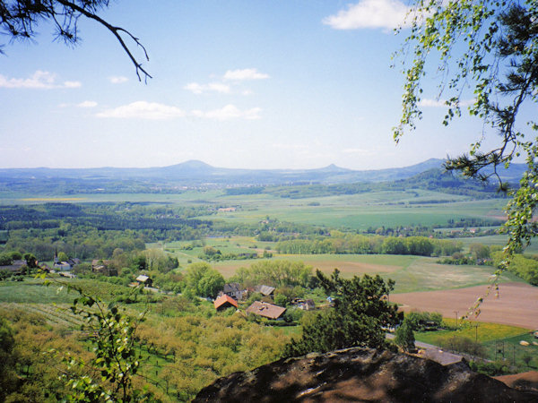 Výhled z vrcholků skal k jihozápadu na Vlhošť a Ronov.