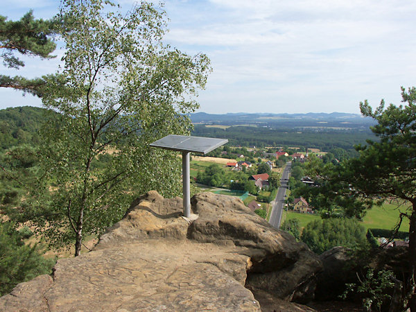 Aussicht vom Gipfel eines der Felsen über Svojkov (Schwoika).