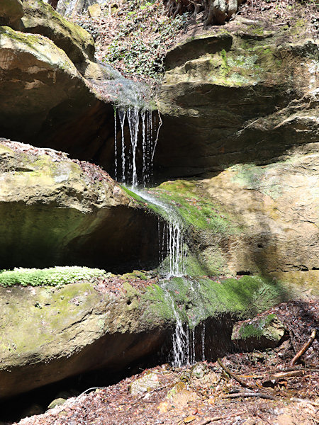 Der Wasserfall fällt über drei Stufen in die Tiefe.