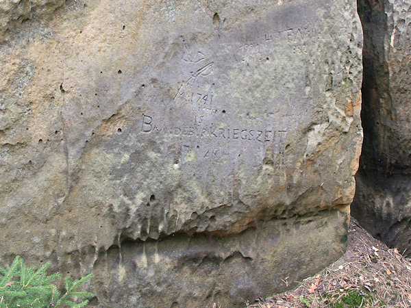 Nápisy ve skalním úkrytu z válečných dob.