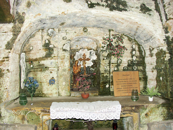 Altar in der Felsenkapelle Boží hrob (Heiliges Grab).