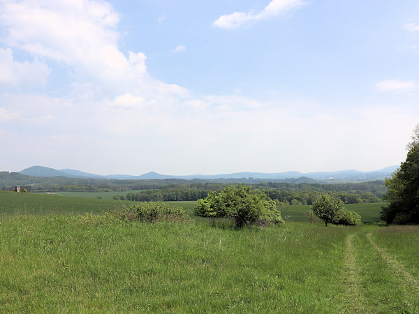 Blick vom Fuß des Brnišťský vrch in Richtung Norden.