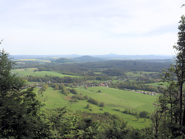 Blick von der teilweise abgeholzten Bergkuppe nach Süden in Richtung Bezděz (Bössig).