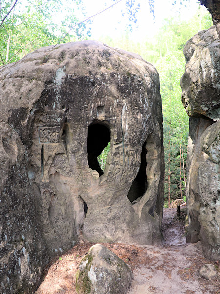 Eine kleine Höhle in einem Sandsteinfelsen an der Westseite des Berges.