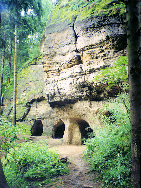 Durch Abbau von Schleifsand entstandener Tunnel am Fusse des Felsvorsprunges mit den Resten der Burg.