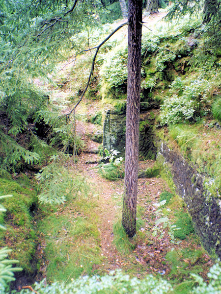 In den Felsen gegrabene vertiefte Gründung des Burggebäudes.