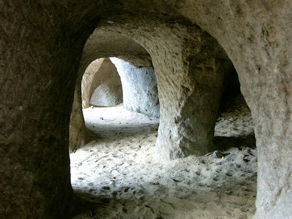 Niedrige Tunnele im unterirdischen Schleifsand-Steinbruch.