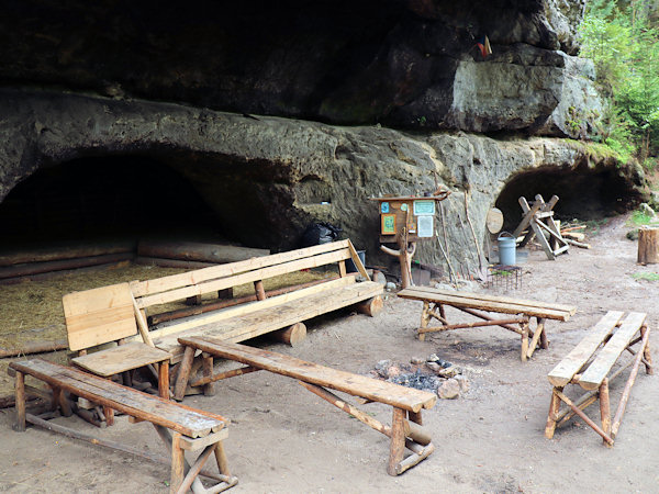 Heute befindet sich im unterirdischen Steinbruch die Landstreichersiedlung Medvědí camp (Bärencamp).