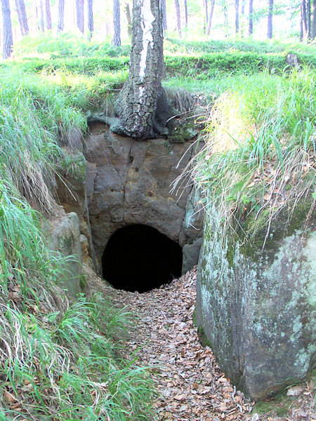 Keller im Sandsteinfelsen.